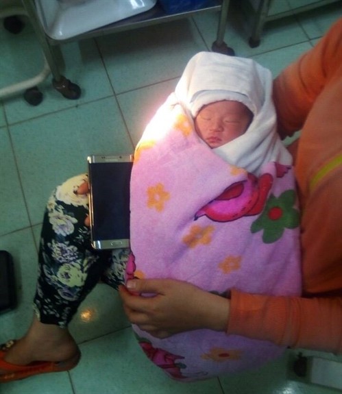 Cứu sống bé gái sơ sinh bị bỏ lại trong chòi vườn cao su ở Bình Phước
