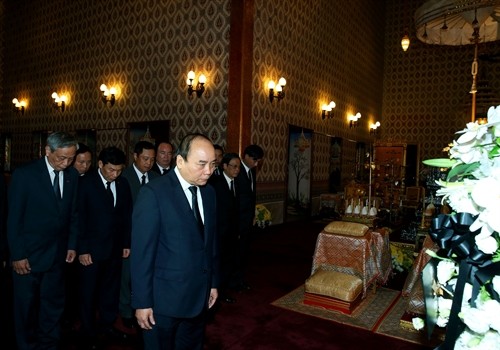 Thủ tướng Chính phủ Nguyễn Xuân Phúc viếng Nhà vua Thái Lan
