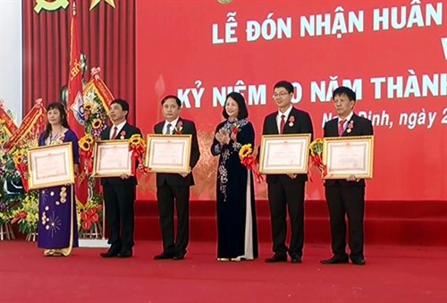 Phó Chủ tịch nước Đặng Thị Ngọc Thịnh dự lễ kỷ niệm 60 năm thành lập Trường Đại học Kinh tế - Kỹ thuật Công nghiệp