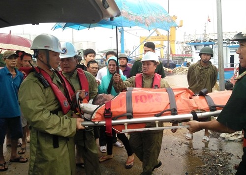 Tàu SAR 274 cứu hộ và đưa ngư dân bị nạn vào đất liền an toàn