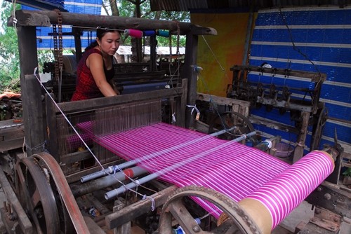 Gìn giữ và phát triển nghề dệt khăn choàng truyền thống Long Khánh A