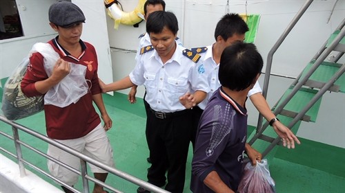 Đưa 15 ngư dân gặp nạn ở Trường Sa về cảng Cát Lở an toàn