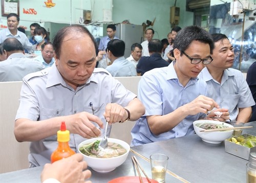 Thủ tướng Nguyễn Xuân Phúc thưởng thức món ăn đường phố và kiểm tra an toàn vệ sinh thực phẩm tại Thành phố Hồ Chí Minh