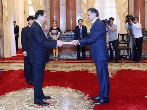 Chủ tịch nước Trần Đại Quang tiếp các Đại sứ đến trình Quốc thư