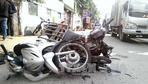 4 xe máy tông nhau, 3 người bị thương nặng