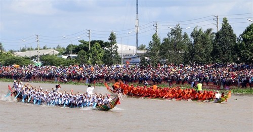 Nhiều hoạt động sôi nổi trong Lễ hội Oóc Om Bóc-Đua ghe Ngo Sóc Trăng 2016