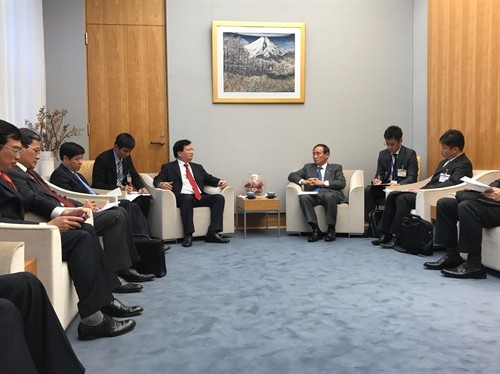 Phó Thủ tướng Trịnh Đình Dũng hội đàm với Chánh văn phòng Nội các Nhật Bản