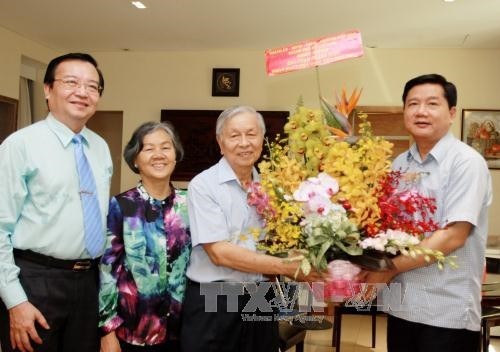 Lãnh đạo Thành phố Hồ Chí Minh thăm, chúc mừng các nhà giáo lão thành