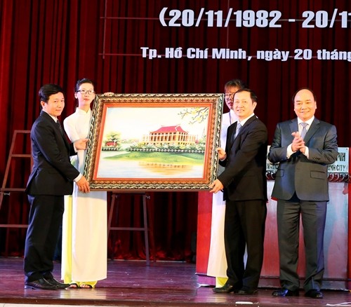 Thủ tướng Nguyễn Xuân Phúc tri ân các thầy giáo, cô giáo cả nước