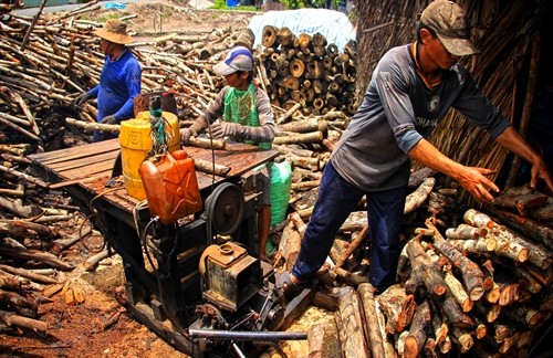 Nhọc nhằn nghề hầm than ở Cà Mau