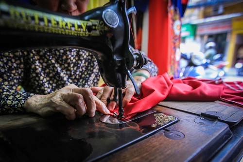 Làng nghề may áo dài truyền thống Trạch Xá