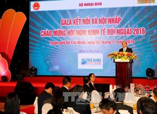 Thủ tướng Nguyễn Xuân Phúc gặp gỡ các đại biểu tham dự Hội nghị Kinh tế đối ngoại 2016