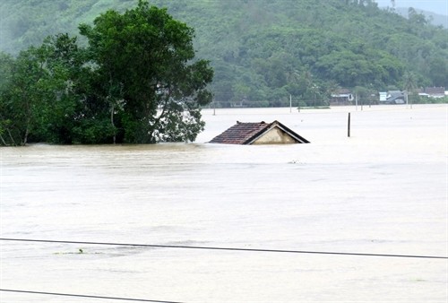 Áp thấp nhiệt đới gây gió giật cấp 9, Trung Bộ vẫn ngập lụt nghiêm trọng
