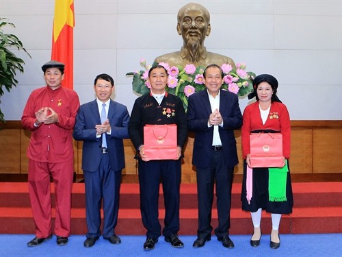 Phó Thủ tướng thường trực Chính phủ Trương Hòa Bình  tiếp đoàn đại biểu người có uy tín dân tộc thiểu số tiêu biểu tỉnh Bắc Giang