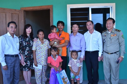 Đại sứ quán Việt Nam và Tổng hội người Campuchia gốc Việt thăm hỏi cháu bé bị bạo hành