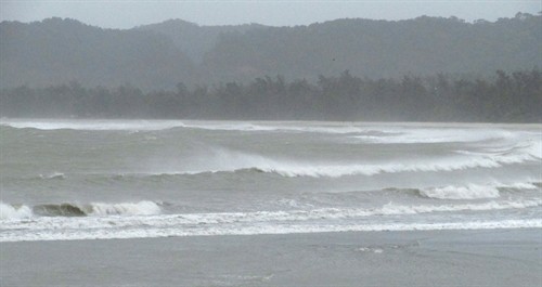 Áp thấp gây gió giật mạnh trên biển Đông, Nam bộ mưa lớn