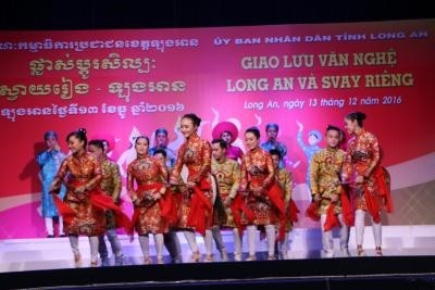 Giao lưu văn nghệ, tăng cường hợp tác giữa tỉnh Long An và tỉnh Svây Riêng (Campuchia)