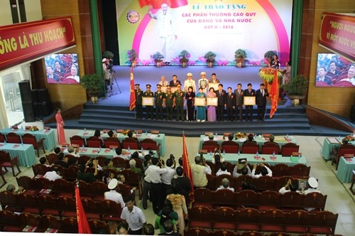Phó Chủ tịch nước Đặng Thị Ngọc Thịnh trao tặng phần thưởng cao quý của Đảng và Nhà nước cho nhiều tập thể, cá nhân ở Đồng Nai