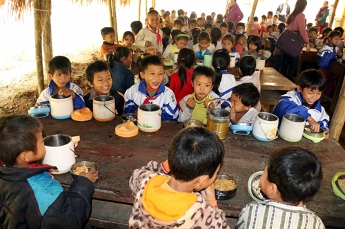 Bữa ăn bán trú dân nuôi của học sinh Khơ Mú ở Nghệ An