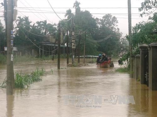 Nỗ lực cấp điện trở lại cho người dân vùng lũ Quảng Ngãi