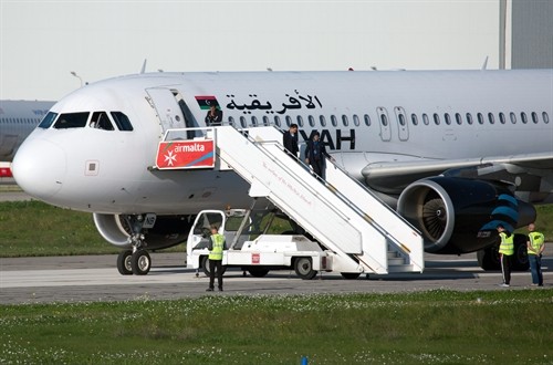 Vụ máy bay Libya bị khống chế: Hai không tặc đầu hàng