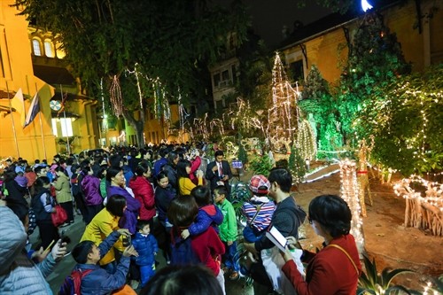 Không khí Noel ngập tràn trên khắp phố phường Thủ đô
