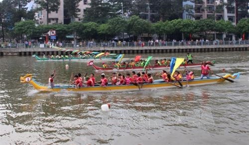 Giải đua thuyền truyền thống Thành phố Hồ Chí Minh đón chào năm mới 2017