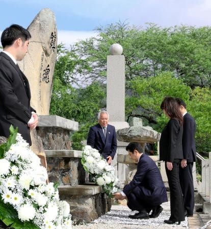 Thủ tướng Shinzo Abe đặt hoa tưởng niệm quân nhân Mỹ và công dân Nhật Bản tại Hawaii