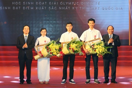 Thủ tướng Nguyễn Xuân Phúc dự lễ tuyên dương học sinh đạt thành tích cao trong các kỳ thi quốc gia và quốc tế