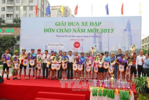 Câu lạc bộ Đồng Tâm thâu tóm các giải thưởng đua xe đạp truyền thống chào năm mới