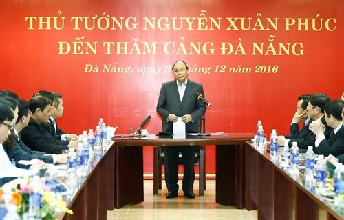 Thủ tướng Nguyễn Xuân Phúc thăm Cảng Đà Nẵng và Trung tâm phối hợp tìm kiếm cứu nạn hàng hải Việt Nam Khu vực II