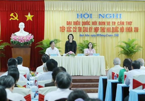 Chủ tịch Quốc hội Nguyễn Thị Kim Ngân tiếp xúc cử tri thành phố Cần Thơ