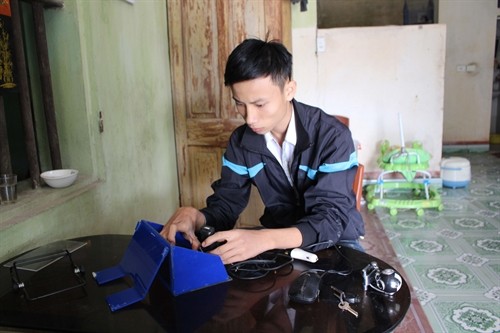 Một học sinh ở Thanh Hóa chế tạo thành công máy chống ngủ gật cho tài xế