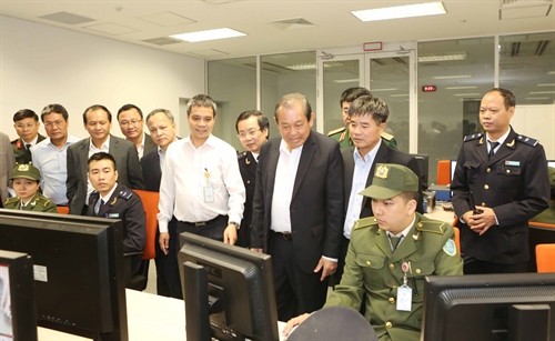 Phó Thủ tướng Trương Hòa Bình kiểm tra công tác an ninh tại Cảng hàng không Quốc tế Nội Bài