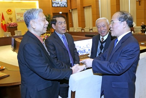 Chủ tịch Quốc hội Nguyễn Sinh Hùng gặp mặt đại biểu Quốc hội chuyên trách qua các thời kỳ 