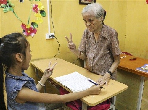 "Bà giáo già" hết lòng vì học sinh khuyết tật