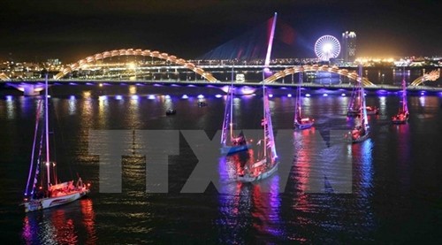 12 thuyền buồm diễu hành trên sông Hàn - Ấn tượng khó quên