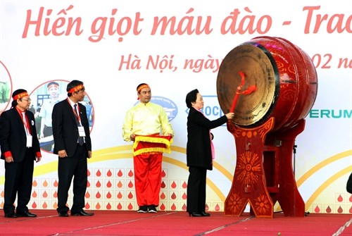 Phó Chủ tịch nước Nguyễn Thị Doan đánh trống khai hội Xuân hồng năm 2016 