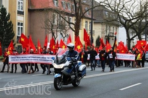 Người Việt tại Đức tuần hành phản đối Trung Quốc