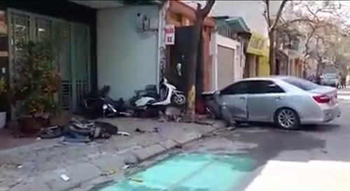Thông tin về vụ ô tô mất lái đâm chết 2 người ở quận Long Biên (Hà Nội)