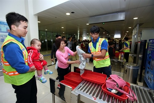 Thanh niên tình nguyện góp phần giải tỏa hành khách tại sân bay Tân Sơn Nhất