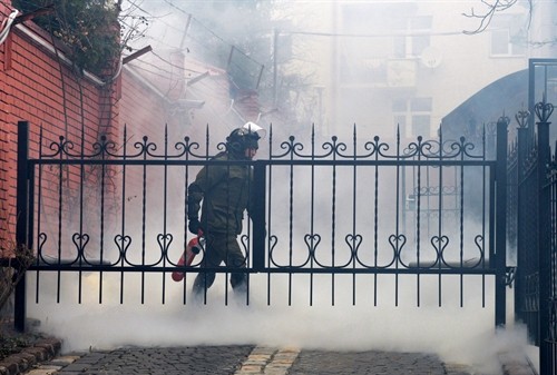 Tòa lãnh sự Nga tại Ukraine bị tấn công bằng bom khói