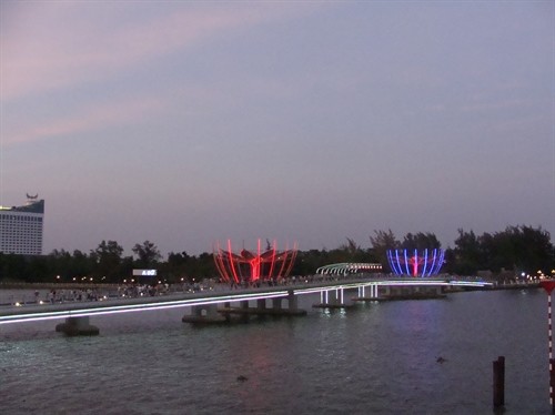 Lấy ý kiến người dân về việc gắn “khóa tình yêu” trên cầu đi bộ tại bến Ninh Kiều (Cần Thơ)