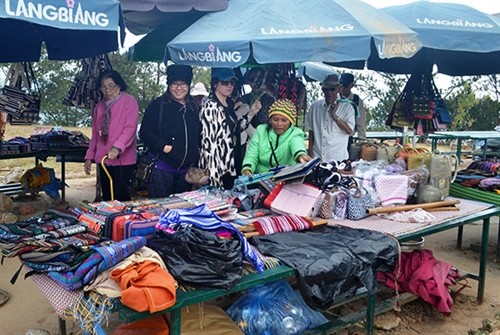 Nghề dệt thổ cẩm ở Lâm Đồng ngày càng gặp khó khăn