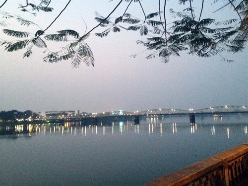 Đêm bên cầu Trường Tiền và dòng sông Hương thơ mộng