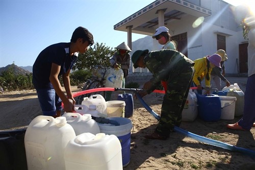 Ninh Thuận: Quân khu 5 hỗ trợ nước sạch cho bà con vùng hạn