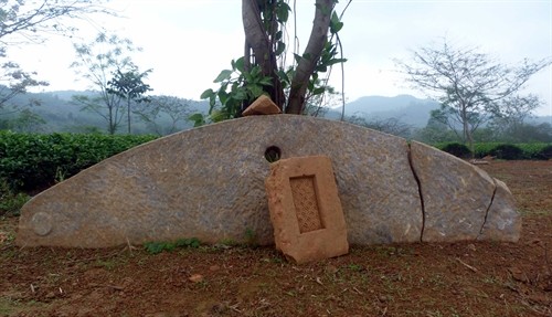 Phát hiện khánh đá cổ ở Tuyên Quang