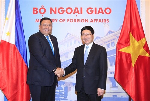 Phó Thủ tướng, Bộ trưởng Ngoại giao Phạm Bình Minh hội đàm với Bộ trưởng Ngoại giao Philippines