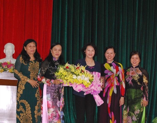 Chủ tịch Quốc hội Nguyễn Thị Kim Ngân gặp mặt cán bộ nữ tỉnh Bến Tre qua các thời kỳ 