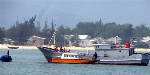 Cứu hộ tàu cá Trung Quốc gặp nạn ở biển Chân Mây (Thừa Thiên - Huế)
